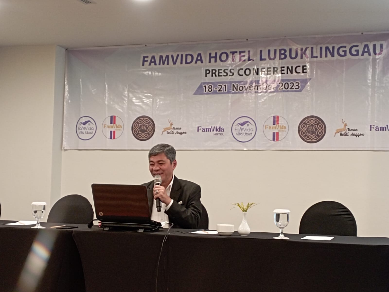 Manager (GM), FamVida Hotel Lubuklinggau, Ahmad Hifni saat press confrence, Selasa (21/11/2023). Foto : Sumselheadline/Pitria.