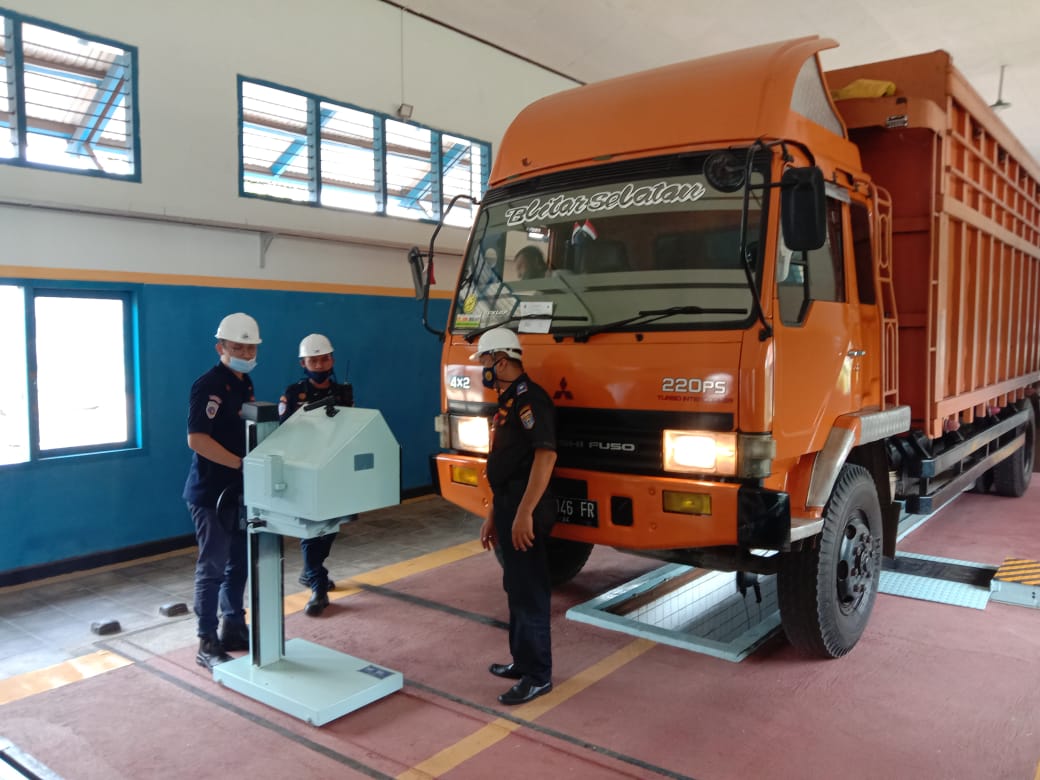Pengujian KIR truk angkutan barang. Foto : Dok Dishub Palembang.