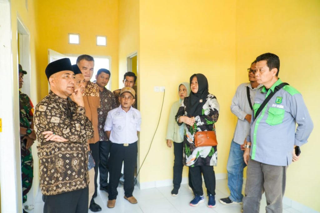 Pj Bupati Mubam Apriyadi menyerahkan rumah bantuan warga bagi warga Desa Pengaturan Kecamatan Batanghari Leko Kabupaten Muba yang ditimpah longsor, Jumat (17/11/2023). Foto : Dinkominfo Muba,
