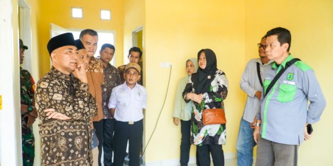 Pj Bupati Mubam Apriyadi menyerahkan rumah bantuan warga bagi warga Desa Pengaturan Kecamatan Batanghari Leko Kabupaten Muba yang ditimpah longsor, Jumat (17/11/2023). Foto : Dinkominfo Muba,
