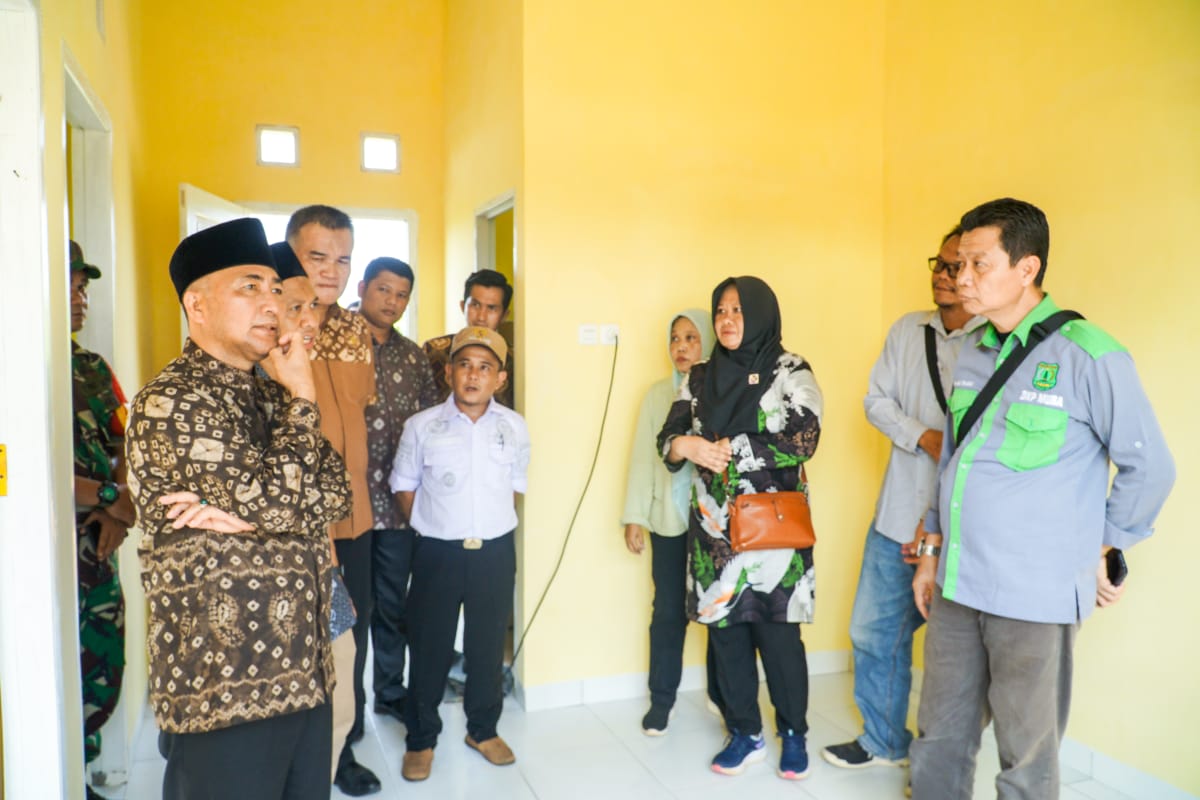Pj Bupati Mubam Apriyadi menyerahkan rumah bantuan warga bagi warga Desa Pengaturan Kecamatan Batanghari Leko Kabupaten Muba yang ditimpah longsor, Jumat (17/11/2023). Foto : Dinkominfo Muba,