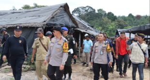 Kapolda Sumsel Irjen A. Rachmad Wibowo Sik didampingi jajarannya memimpin langsung penutupan tempat-tempat penyulingan minyak di Muba, Selasa (21/11/2023). Foto : Sumselheadline/Ela.