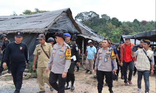 Kapolda Sumsel Irjen A. Rachmad Wibowo Sik didampingi jajarannya memimpin langsung penutupan tempat-tempat penyulingan minyak di Muba, Selasa (21/11/2023). Foto : Sumselheadline/Ela.