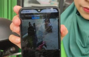 Aksi pelaku pencuri motor terekam CCTV minimarket di Palembang. Foto : korban menunjukkan rekaman CCTV. Foto : Sumselheadaline/Ela.
