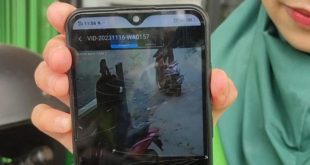 Aksi pelaku pencuri motor terekam CCTV minimarket di Palembang. Foto : korban menunjukkan rekaman CCTV. Foto : Sumselheadaline/Ela.