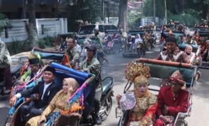 Para pengantin yang nikah massal diarak menggunakan becak, Kamis (30/11/2023). Foto : Sumselheadline/Pitria.
