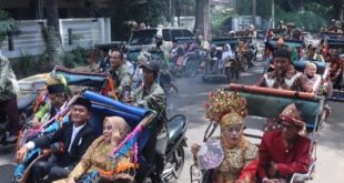 Para pengantin yang nikah massal diarak menggunakan becak, Kamis (30/11/2023). Foto : Sumselheadline/Pitria.
