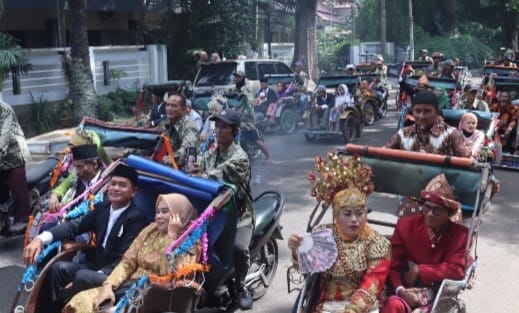 Para pengantin yang nikah massal diarak menggunakan becak, Kamis (30/11/2023). Foto : Sumselheadline/Pitria.