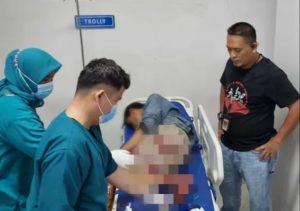 Pelaku spesialis Curanmor yang sudah beraksi di 12 TKP di Palembang, Ari Wahono (27) mendapat perawatan, Selasa (7/11/2023). Foto : Sumselheadline/Ela.