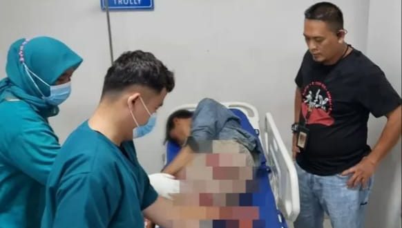 Pelaku spesialis Curanmor yang sudah beraksi di 12 TKP di Palembang, Ari Wahono (27) mendapat perawatan, Selasa (7/11/2023). Foto : Sumselheadline/Ela.