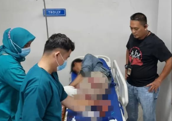 Pelaku spesialis Curanmor yang sudah beraksi di 12 TKP di Palembang, Ari Wahono (27) mendapat perawatan, Selasa (7/11/2023). Foto : Sumselheadline/Ela.