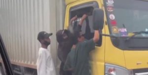 Tampak tiga pemalak di Palembang yang meminta uang pada sopir mobil boks, Jumat (17/11/2023). Foto : Screenshot Medsos.