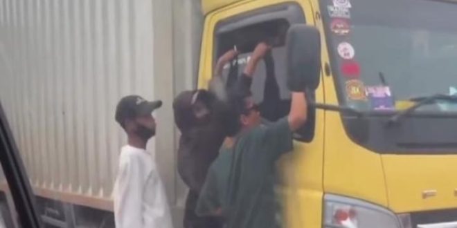 Tampak tiga pemalak di Palembang yang meminta uang pada sopir mobil boks, Jumat (17/11/2023). Foto : Screenshot Medsos.