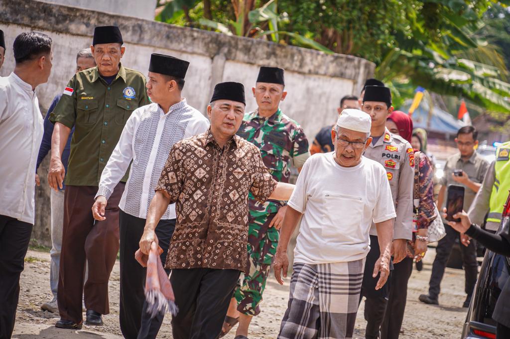 Pj Bupati Muba, Apriyadi saat safari Jumat di Sungai Keruh, Jumat (3/11/2023)