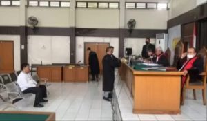 Dedek Pranata, Direktur PT SMS, dituntut 10 tahun penjara di sidang PN Tipikor Palembang, Selasa (28/11/2023). Foto : Sumselheadline/Ela.
