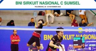 Alif/Yorda dari PB Candra Wijaya melakukan serangan saat melawan Chris/yoel dari PB Mansion Exis. Namun mereka kalah : 22-20, 18-21, dan 23-25. Foto : Humas PBSI Sumsel.