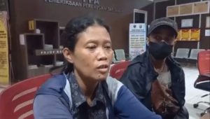 Sudarti mendatangi Polrestabes Palembang untuk melaporkan tetangganya yang menamparnya, Sabtu (4/11/2023). Foto : Sumselheadline/Ela.