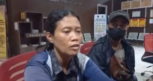 Sudarti mendatangi Polrestabes Palembang untuk melaporkan tetangganya yang menamparnya, Sabtu (4/11/2023). Foto : Sumselheadline/Ela.