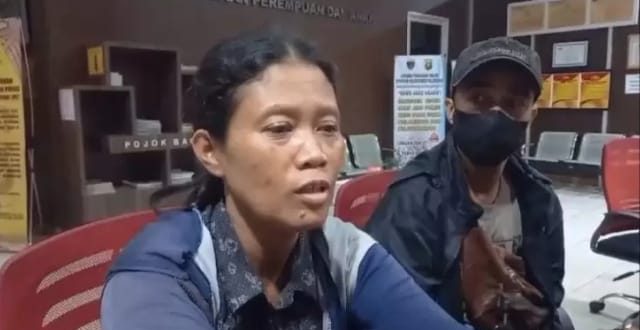 Sudarti mendatangi Polrestabes Palembang untuk melaporkan tetangganya yang menamparnya, Sabtu (4/11/2023). Foto : Sumselheadline/Ela.