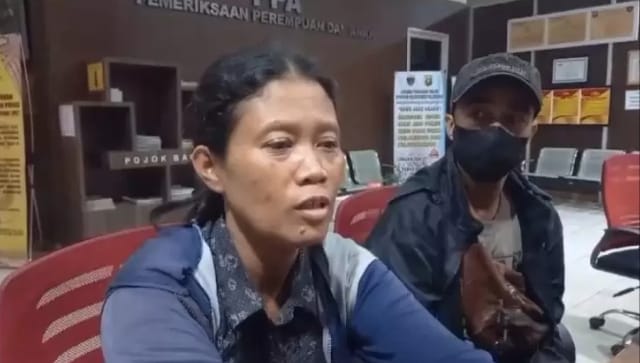 Sudarti mendatangi Polrestabes Palembang untuk melaporkan tetangganya yang menamparnya, Sabtu (4/11/2023). Foto : Sumselheadline/Ela.
