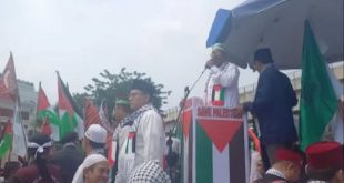 Sultan Palembang, Sultan Mahmud Badaruddin IV Fauwaz Diradja ikut menggelar aksi mengutuk serangan Israel ke Palestina, di bundarana air mancur Palembang, Jumat (3/11/2023). Foto : Sumselheadline/Ela.