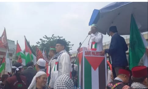 Sultan Palembang, Sultan Mahmud Badaruddin IV Fauwaz Diradja ikut menggelar aksi mengutuk serangan Israel ke Palestina, di bundarana air mancur Palembang, Jumat (3/11/2023). Foto : Sumselheadline/Ela.