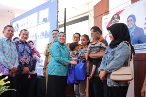 Dewi Sastrani, istri Walikota Palembang, menyerahkan bantuan telur kepada ibu dan anak rawan stunting, Senin (20/11/2023). Foto : Sumselheadline/Pitria.