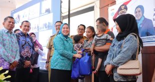 Dewi Sastrani, istri Walikota Palembang, menyerahkan bantuan telur kepada ibu dan anak rawan stunting, Senin (20/11/2023). Foto : Sumselheadline/Pitria.