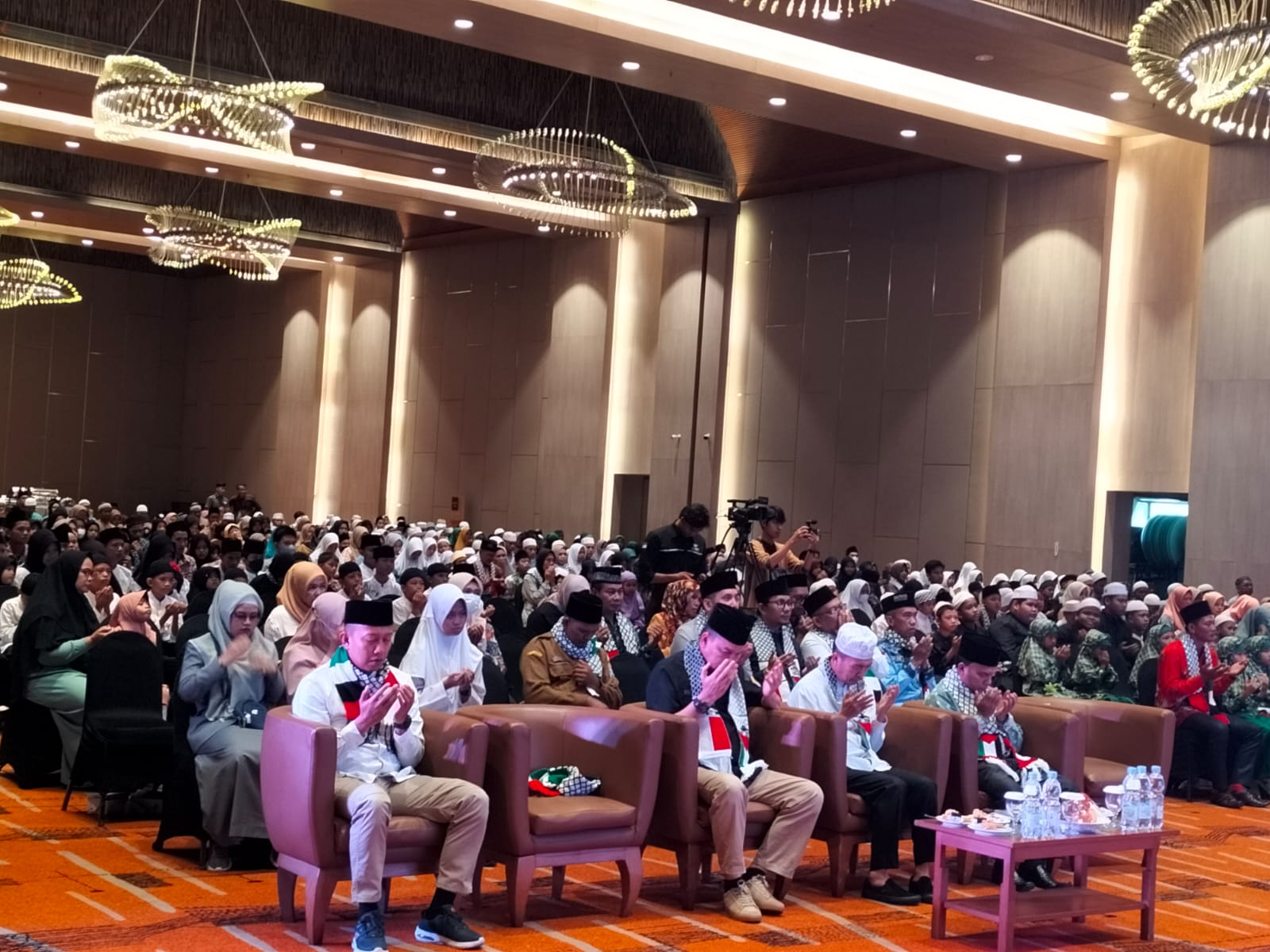 Pj Walikota Palembang, Ratu Dewa menggelar doa bersama 1000 anak yatim, di Hotel Novotel Palembang, Jumat (3/11/2023). Foto : Sumselheadline/Pitria.