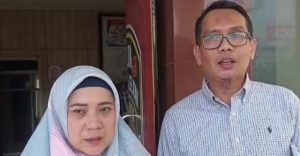 NY (37 dan kuasa hukumnya Ahmad Kenedy, SH saat mendatangi Polda Sumsel. Foto : Sumselheadline/Ela.