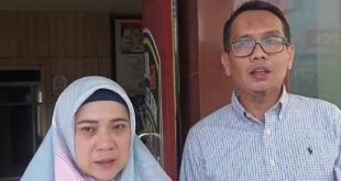 NY (37 dan kuasa hukumnya Ahmad Kenedy, SH saat mendatangi Polda Sumsel. Foto : Sumselheadline/Ela.