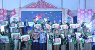 Pj Walikota Palembang, Ratu Dewa bersama para finalis ASN Sward di The Sultan Convention, Selasa (5/12/2023) malam. Foto: Sumselheadline/Pitria.