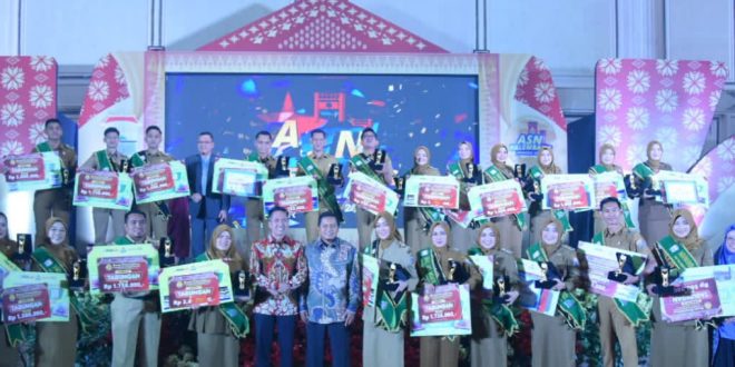 Pj Walikota Palembang, Ratu Dewa bersama para finalis ASN Sward di The Sultan Convention, Selasa (5/12/2023) malam. Foto: Sumselheadline/Pitria.