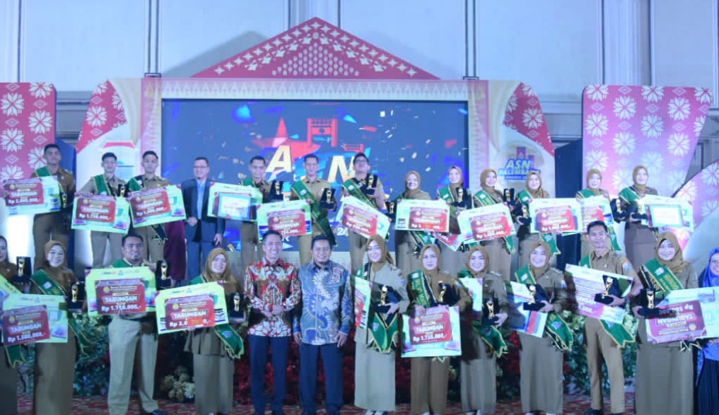 Pj Walikota Palembang, Ratu Dewa bersama para finalis ASN Sward di The Sultan Convention, Selasa (5/12/2023) malam. Foto: Sumselheadline/Pitria.