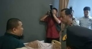 Wakapolda Sumsel, Brigjen Pol Zulkarnain melihat kondisi tiga anggota Polres Muratara yang ditikam bandar dadu guncang, Rabu (6/12/2023). Foto: Dok Polisi.