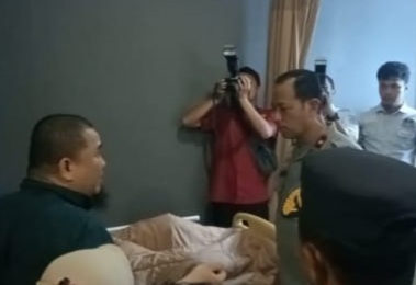 Wakapolda Sumsel, Brigjen Pol Zulkarnain melihat kondisi tiga anggota Polres Muratara yang ditikam bandar dadu guncang, Rabu (6/12/2023). Foto: Dok Polisi.