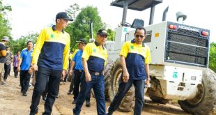 Pj Bupati Muba, Apriyadi meninjau langsung pembangunan jalan tembus Talang Selarai menuju Desa Muara Teladan, Rabu (6/12/2023). Foto: Dinkominfo Muba.