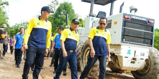 Pj Bupati Muba, Apriyadi meninjau langsung pembangunan jalan tembus Talang Selarai menuju Desa Muara Teladan, Rabu (6/12/2023). Foto: Dinkominfo Muba.
