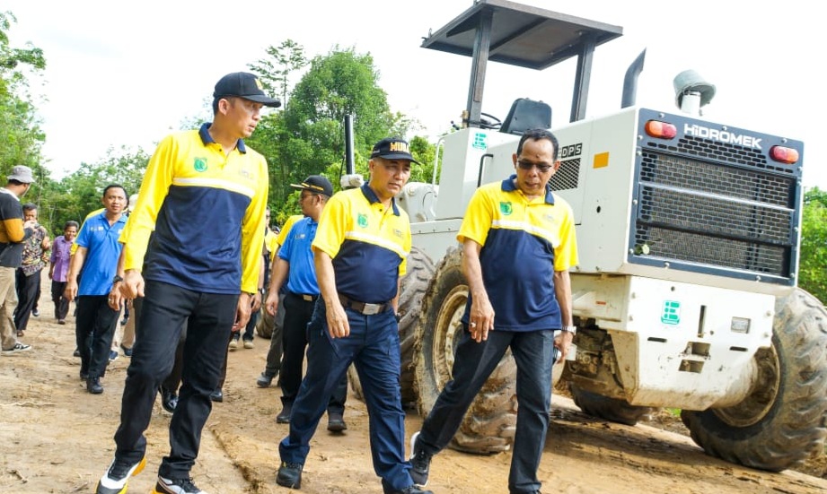 Pj Bupati Muba, Apriyadi meninjau langsung pembangunan jalan tembus Talang Selarai menuju Desa Muara Teladan, Rabu (6/12/2023). Foto: Dinkominfo Muba.