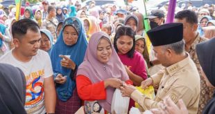 Pj Bupati Muba, Apriyadi melihat langsung operasi pasar di Desa Suka Makmur, Pelakat Tinggi, Kamis (7/12/2023). Foto: Dinkominfo Muba.