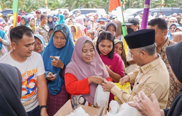 Pj Bupati Muba, Apriyadi melihat langsung operasi pasar di Desa Suka Makmur, Pelakat Tinggi, Kamis (7/12/2023). Foto: Dinkominfo Muba.