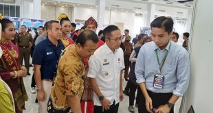 PJ Walikota Palembang Ratu Dewa saat meninjau Job Fair di PTC Mall, Kamis (7/12/2023). Foto: Sumselheadline/Pitria.