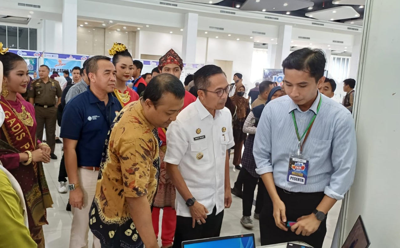PJ Walikota Palembang Ratu Dewa saat meninjau Job Fair di PTC Mall, Kamis (7/12/2023). Foto: Sumselheadline/Pitria.