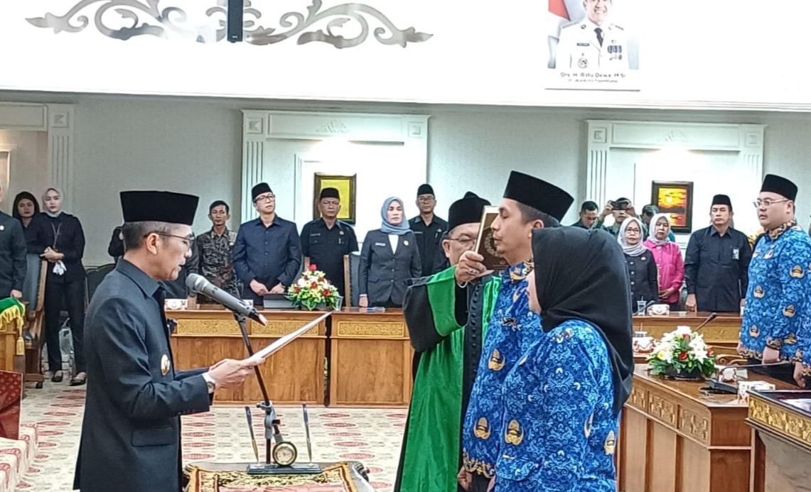 Pj Walikota Palembang, Ratu Dewa melantik PPPK di ruang parameswara Pemkot Palembang, Jumat (8/12/2023). Foto: Sumselheadline/Pitria