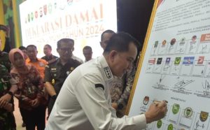 Pj Gubernur Sumsel, Agus Fatoni menandatangani deklarasi Pemilu Damai di Asrama Haji Palembang, Jumat (8/12/2023). Foto: Humas Pemprov Sumsel.