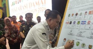Pj Gubernur Sumsel, Agus Fatoni menandatangani deklarasi Pemilu Damai di Asrama Haji Palembang, Jumat (8/12/2023). Foto: Humas Pemprov Sumsel.