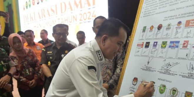 Pj Gubernur Sumsel, Agus Fatoni menandatangani deklarasi Pemilu Damai di Asrama Haji Palembang, Jumat (8/12/2023). Foto: Humas Pemprov Sumsel.