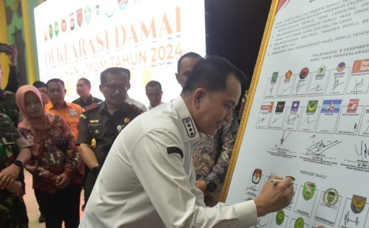 Pj Gubernur Sumsel, Agus Fatoni menandatangani deklarasi Pemilu Damai di Asrama Haji Palembang, Jumat (8/12/2023). Foto: Humas Pemprov Sumsel.