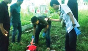 Penyidik melakukan olah TKP penemuan orok bayi di kawasan kuburan China, Palembang, Sabtu (9/12/2023). Foto: Sumselheadline/Ela.