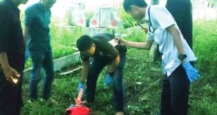 Penyidik melakukan olah TKP penemuan orok bayi di kawasan kuburan China, Palembang, Sabtu (9/12/2023). Foto: Sumselheadline/Ela.
